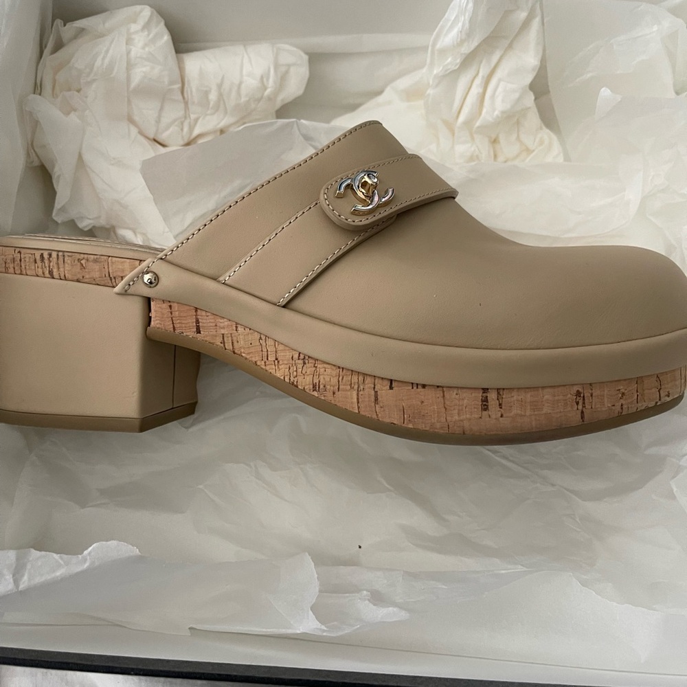 CHANEL Women's Cream Mules with Gold Accent size39 - Picture 10 of 12